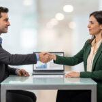 Profesionales del sector reunidos en una oficina analizando datos comerciales y contratos para aprender cómo mejorar mis habilidades en negociacion inmobiliaria.